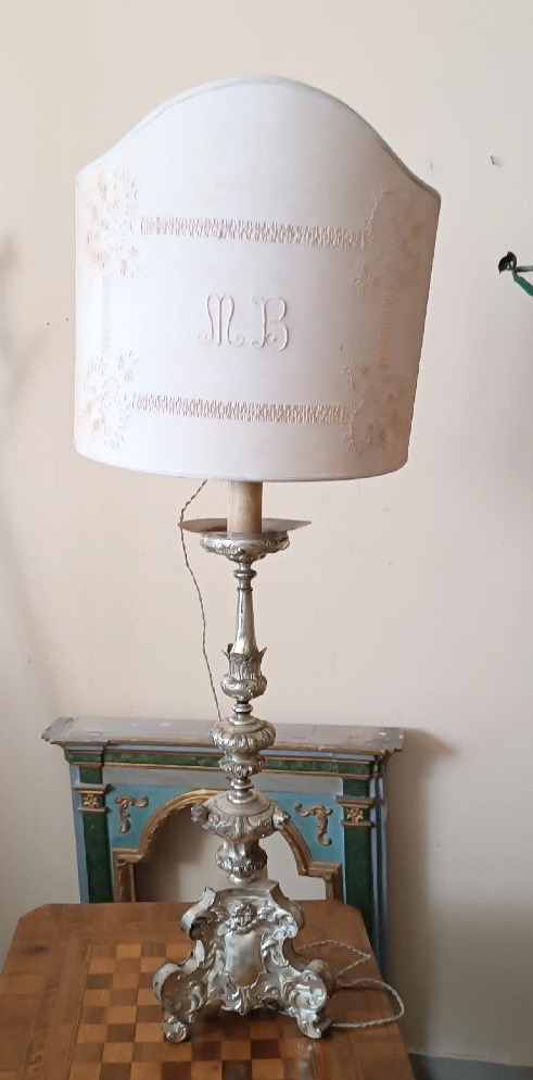 Antico candeliere in metallo argentato , lampada 