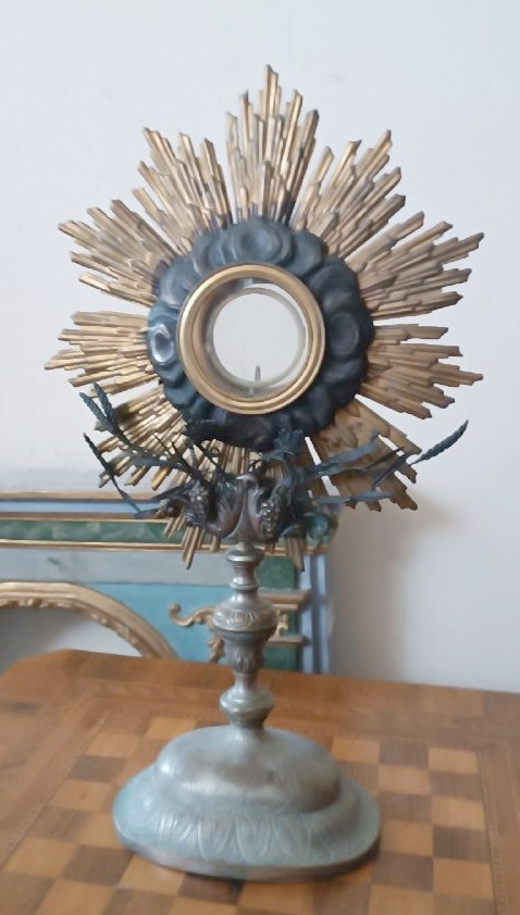Ostensorio antico in metallo argentato e parte in argento H.53 CM
