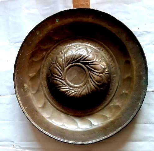 Antico piatto da elemosina in ottone , XVII secolo -ELEMOSINIERE