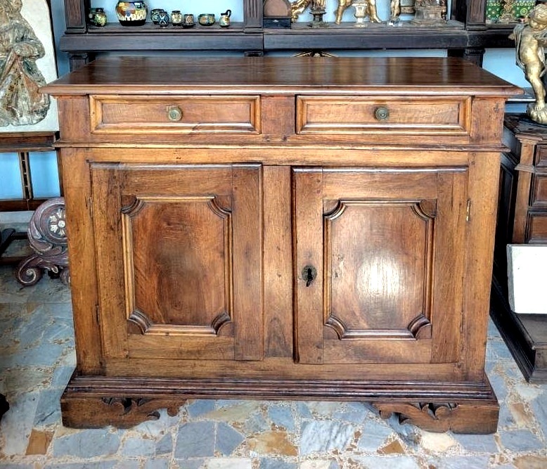 Credenza a due porte in noce piemonte XVIII secolo