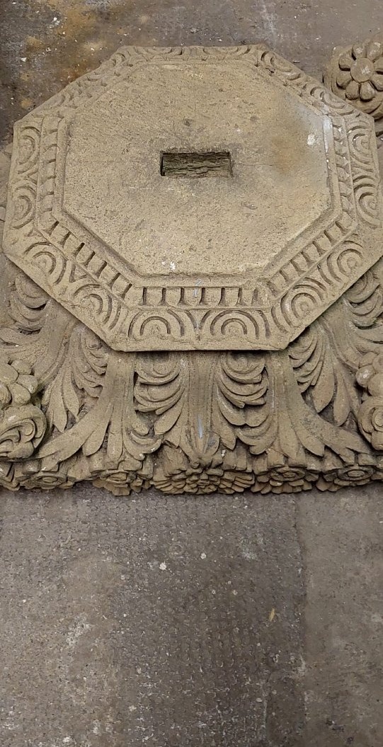 capitello antico in pietra con decorazioni a motivi vegetali e floreali, XIX secolo -photo-7