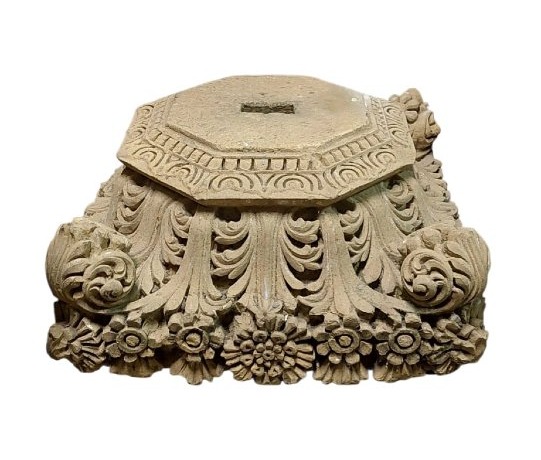 capitello antico in pietra con decorazioni a motivi vegetali e floreali, XIX secolo 