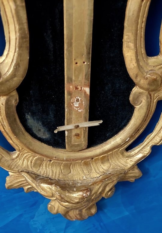 Antico cornice con crocifisso, in legno  intagliato e dorato, XVIII secolo-photo-3