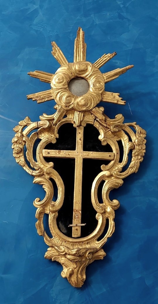 Antico cornice con crocifisso, in legno  intagliato e dorato, XVIII secolo