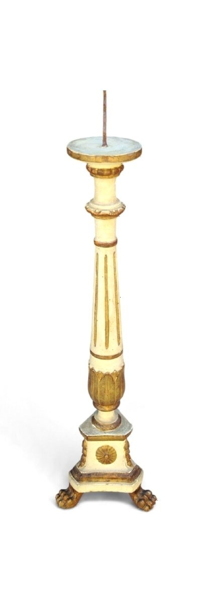 Grande  candeliere antico in legno intagliato, laccato e dorato