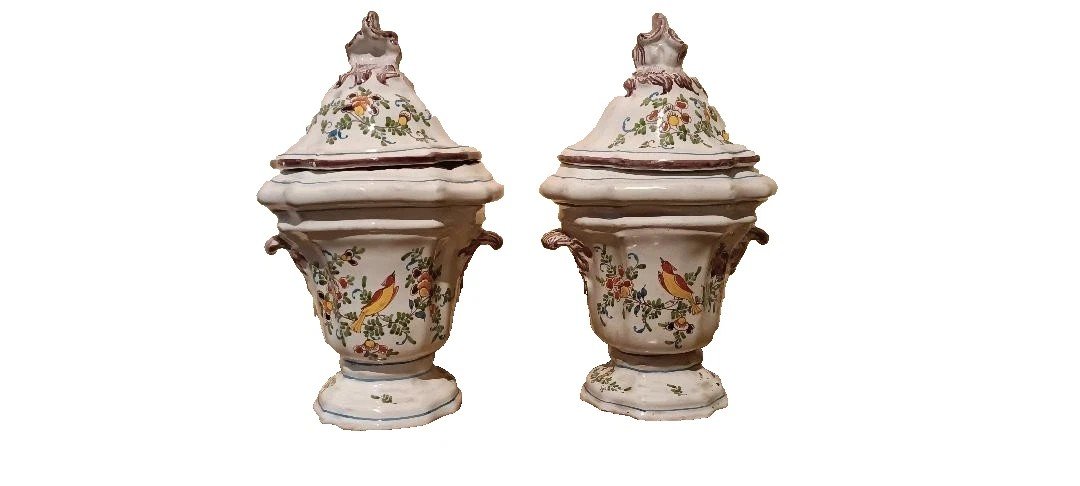 Coppia di vasi in maiolica decorata XVIII secolo 