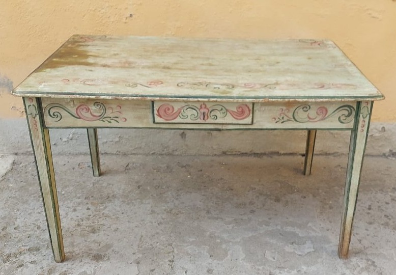 scrittoio in legno laccato e dipinto, Toscana XVIII secolo