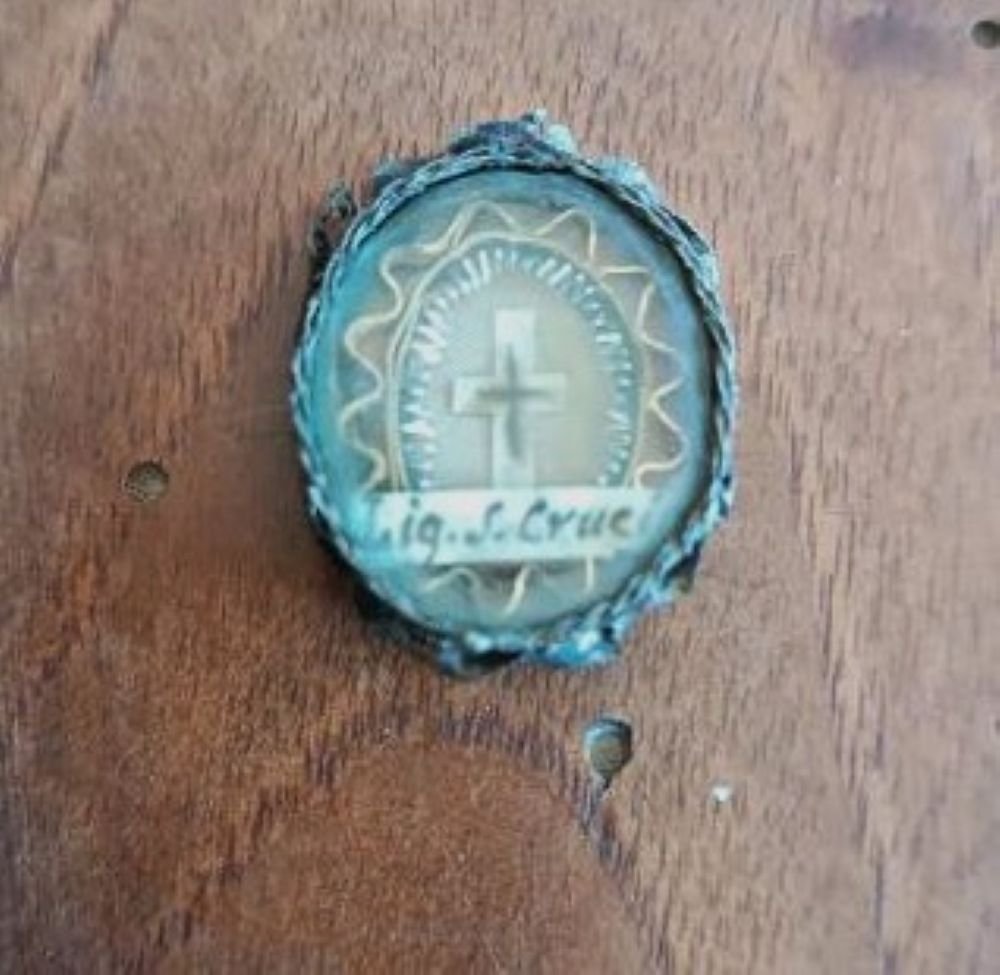 antico reliquiario con reliquia  croce  in teca in argento-