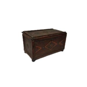 Antica scatola in legno intarsiato del XVII secolo