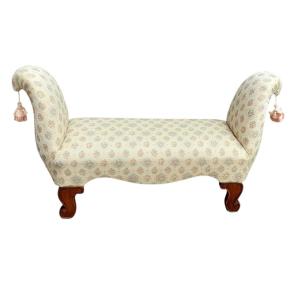  panchetta scendiletto in legno lavorato e sagomato imbottita con elegante stoffa 