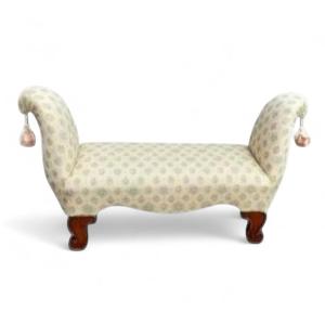  panchetta scendiletto in legno lavorato e sagomato imbottita con elegante stoffa 