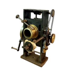 Proiettore Cinematografico 35 Mm  A Manovella Con Ingranaggi  Catena Primi 900