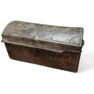 ANTICO PICCOLO BAULE CUOIO BORCHIATO XVIII SECOLO ITALIA
