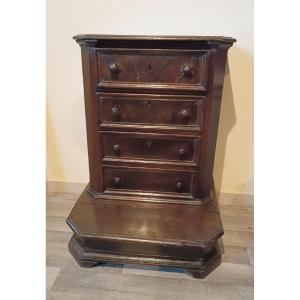 Antico inginocchiatoio del XVII secolo con cassetti in noce toscana