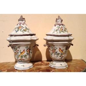 Coppia di vasi in maiolica decorata XVIII secolo Francia