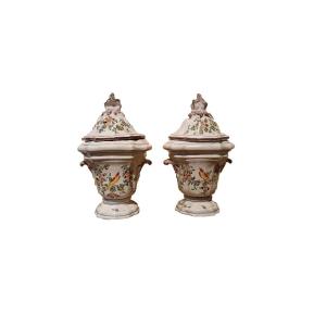 Coppia di vasi in maiolica decorata XVIII secolo Francia