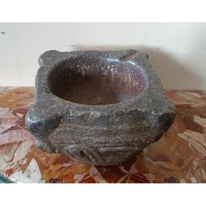 Antico mortaio in pietra 