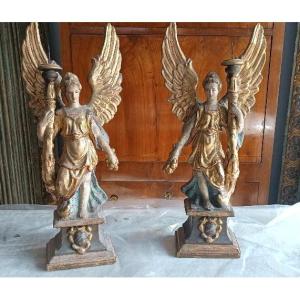 Coppia di angeli portacero in cartapesta dipinta e dorata. Arte barocca italiana XVII-XVIII sec