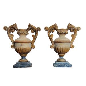 Coppia antiche portapalme barocche in legno  intagliato e laccato.  XVIII secolo. Italia