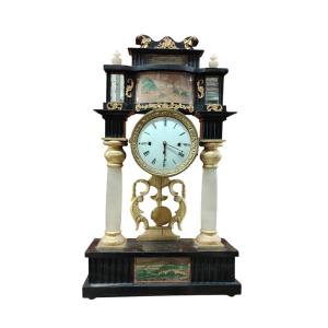 Orologio a tempietto bidermaier  in legno ebanizzato e dorato  colonne in alabastro  XIX secolo