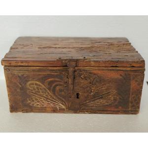 Antica scatola  in legno di frutto , dipinta con motivi stilizzati,. XVII secolo Italia