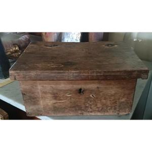 Antica cassetta ,scatola ,forziere in legno di frutto XVII secolo