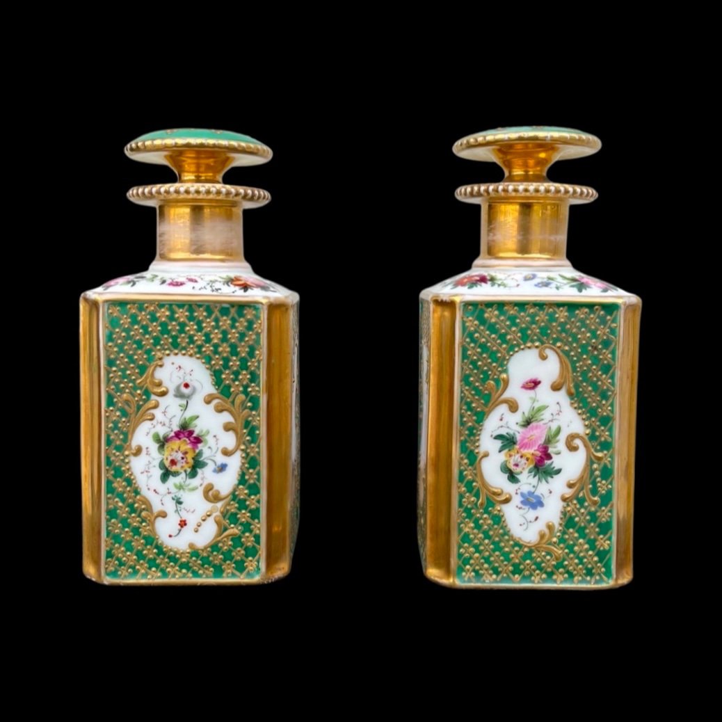 Coppia di bottiglie porta profumo in porcellana con figure femminili e decori floreali e oro.-photo-2