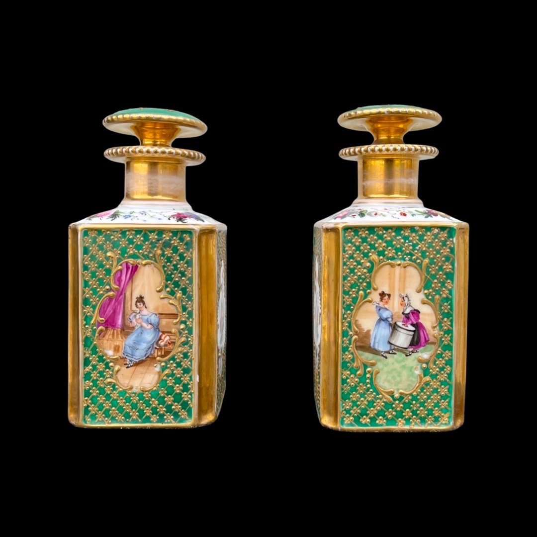 Coppia di bottiglie porta profumo in porcellana con figure femminili e decori floreali e oro.-photo-3
