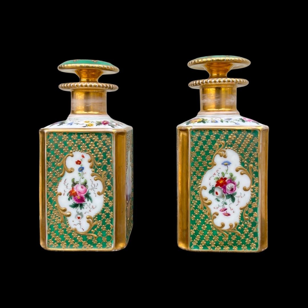 Coppia di bottiglie porta profumo in porcellana con figure femminili e decori floreali e oro.-photo-4