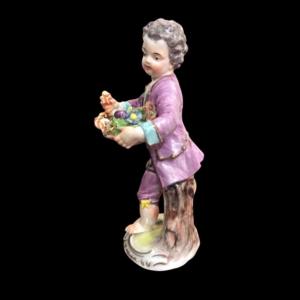 Figurina in porcellana di Meissen,bimbo con cesto di fiori.-photo-2