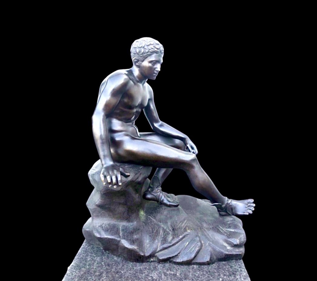 Scultura in bronzo raffigurante Mercurio seduto.