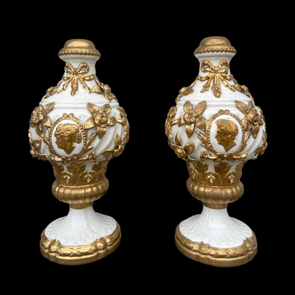Coppia di grandi lampade in maiolica con parti in rilievo dorate a freddo -photo-1