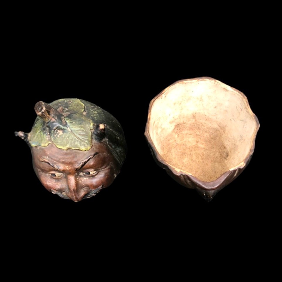 Scatola tabacchiera in terracotta raffigurante zucca a forma di testa di Mefistofele sorridente-photo-1