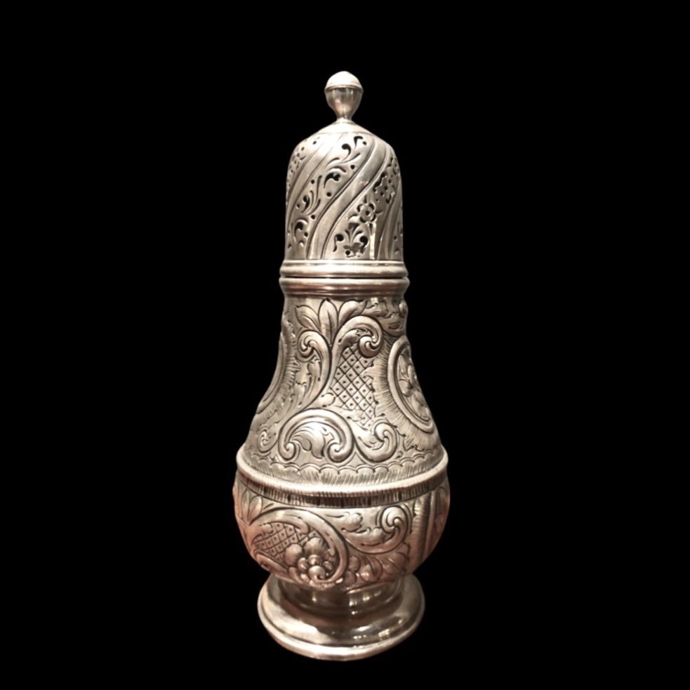 Spargizucchero in argento con motivi  animali,rocaille e medaglione con iniziali incise.-photo-2