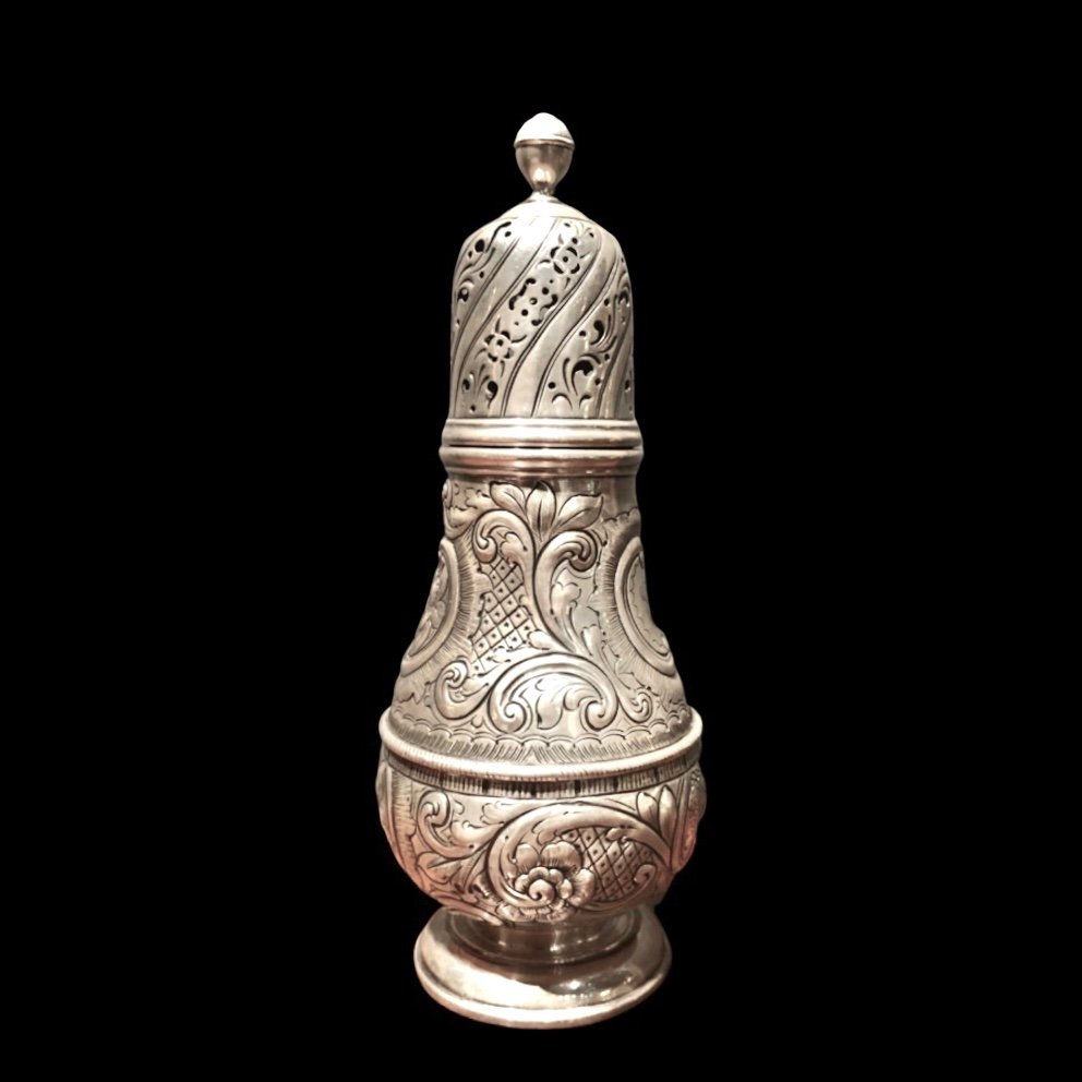 Spargizucchero in argento con motivi  animali,rocaille e medaglione con iniziali incise.-photo-3