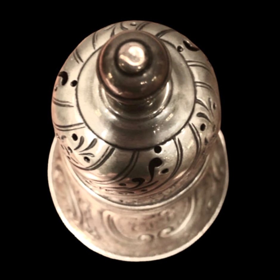 Spargizucchero in argento con motivi  animali,rocaille e medaglione con iniziali incise.-photo-2