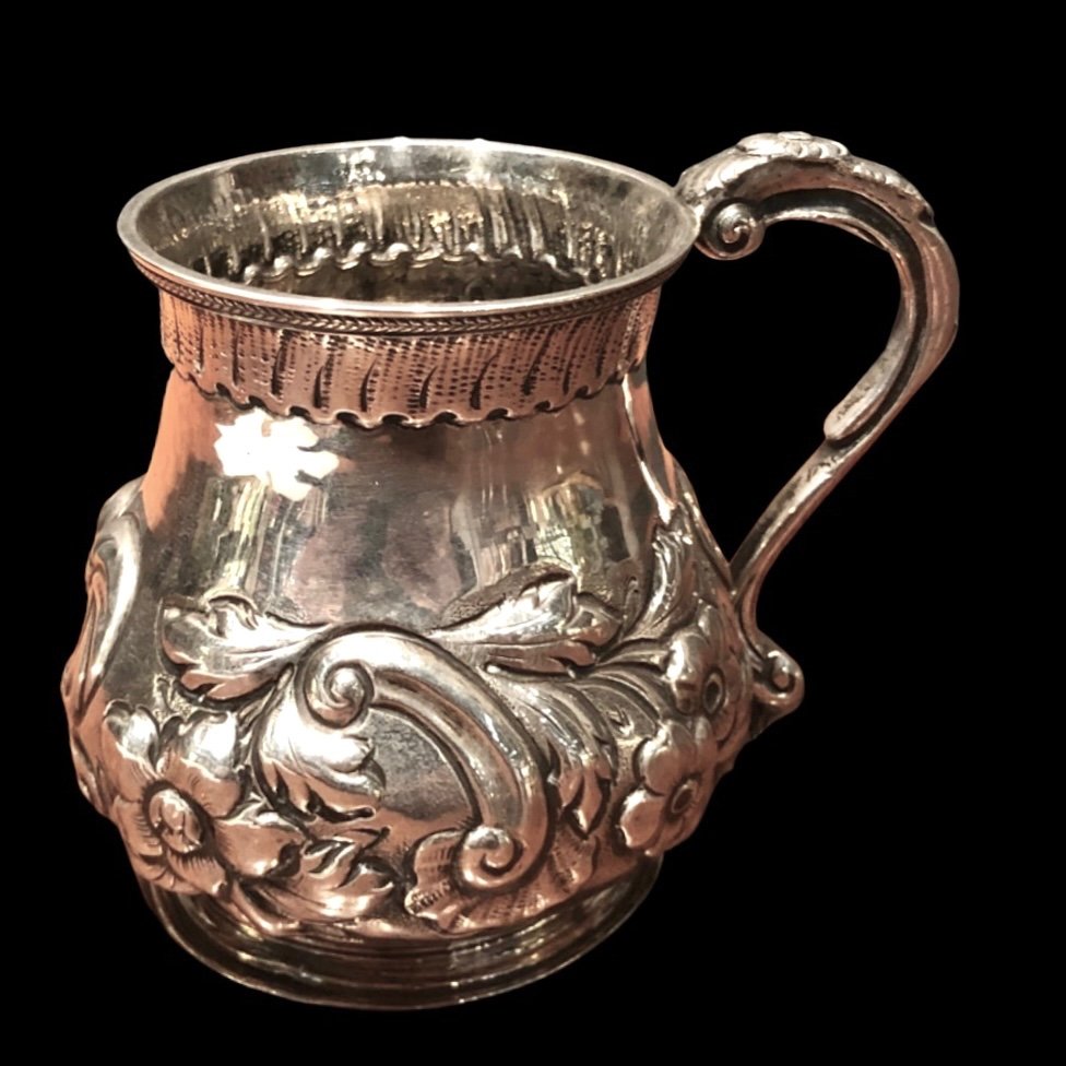 Bicchiere in argento sblazato con motivi floreali e rocaille.Londra 1860.