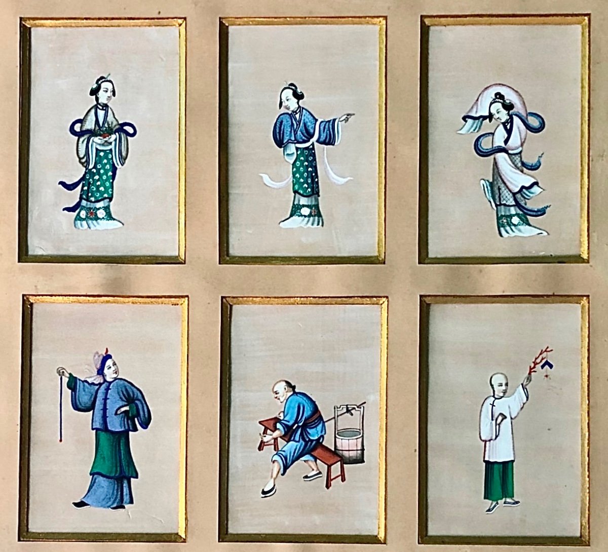 Composizione di 6 dipinti su seta entro cornice in legno dorato raffiguranti personaggi.Cina.-photo-2