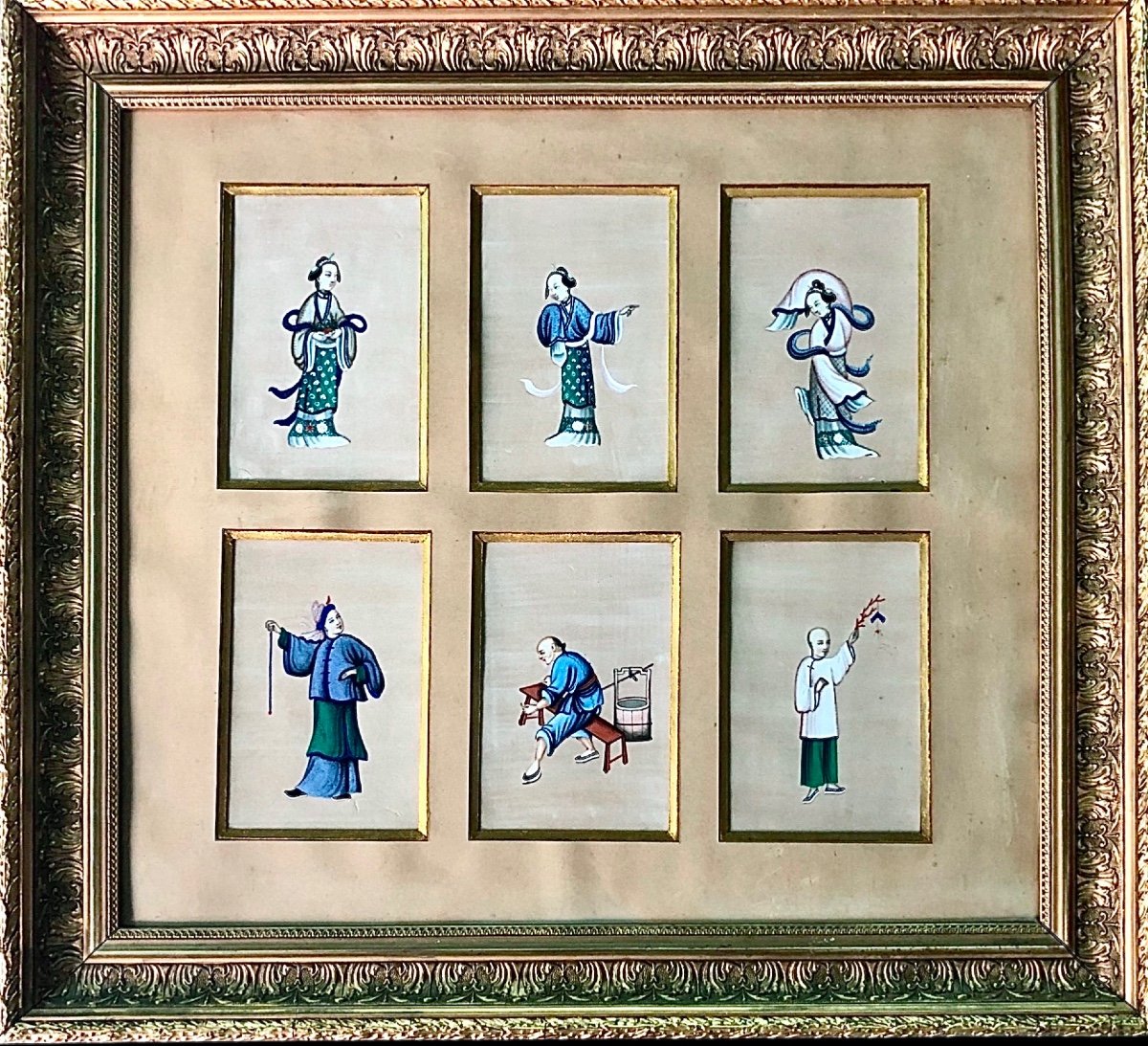 Composizione di 6 dipinti su seta entro cornice in legno dorato raffiguranti personaggi.Cina.