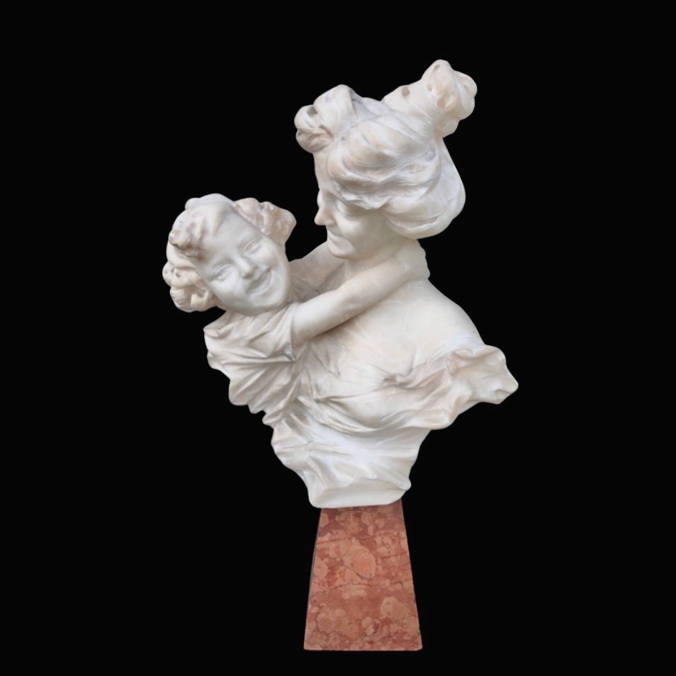 Scultura in marmo raffigurante madre con bambino.Firma:Adolfo Cipriani. (1856-1940).