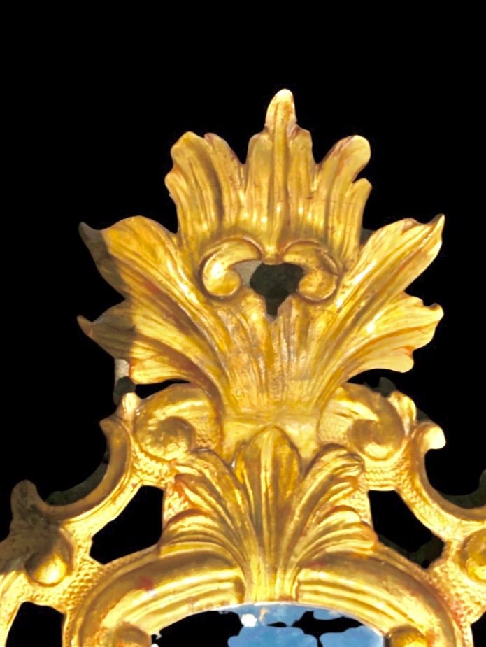 Specchiera in legno scolpito con motivi vegetali, rocaille e foglia oro.Venezia.-photo-3