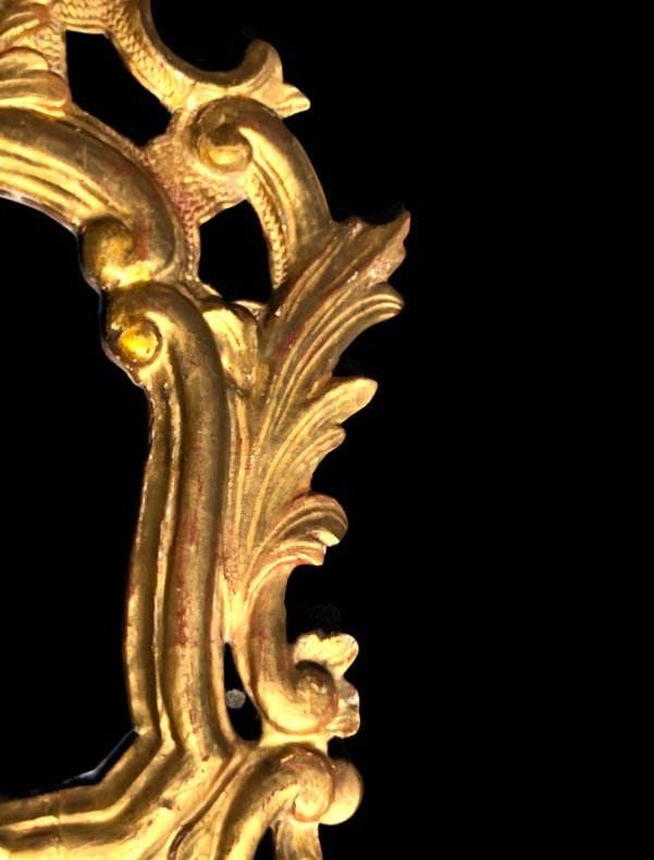Specchiera in legno scolpito con motivi vegetali, rocaille e foglia oro.Venezia.-photo-4