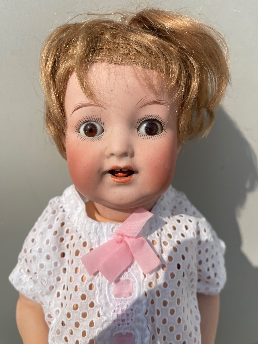 Bambola con testa in bisquit, occhi mobili e corpo in cartapesta.Firma Heuback,Germania.-photo-2
