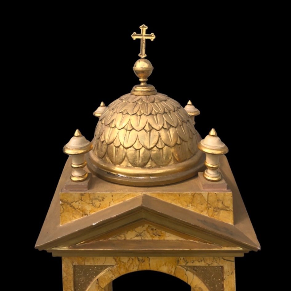 Tempietto-tabernacolo in legno dorato e marmorizzato.-photo-1