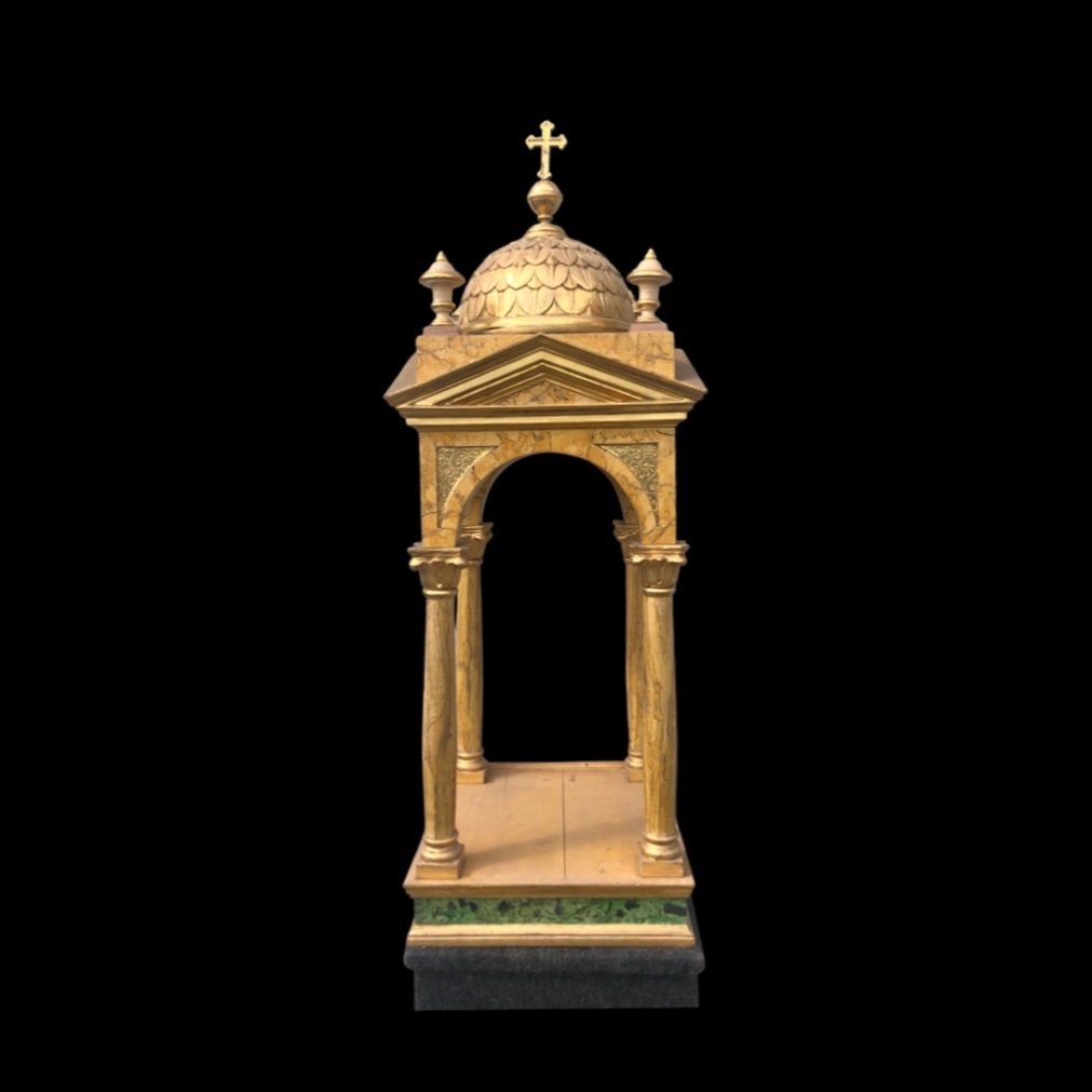 Tempietto-tabernacolo in legno dorato e marmorizzato.