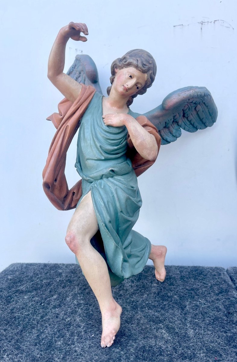 Coppia di angeli policromi a figura intera in legno scolpito e dipinto.Occhi in vetro.Liguria.-photo-2