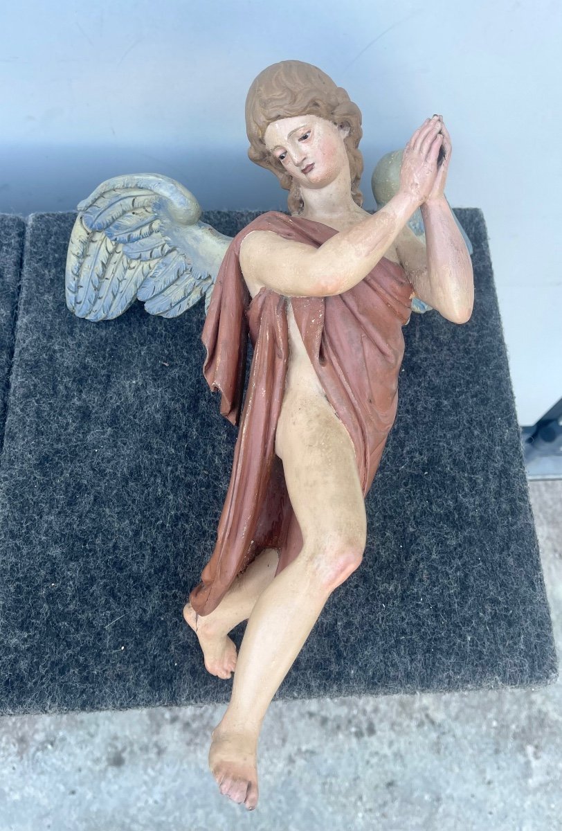 Coppia di angeli policromi a figura intera in legno scolpito e dipinto.Occhi in vetro.Liguria.-photo-1
