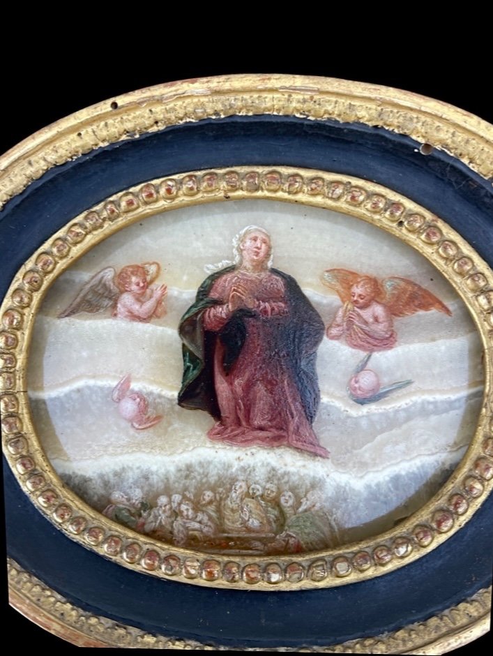Dipinto su alabastro ovale con scena di Madonna con angeli e personaggi.-photo-2