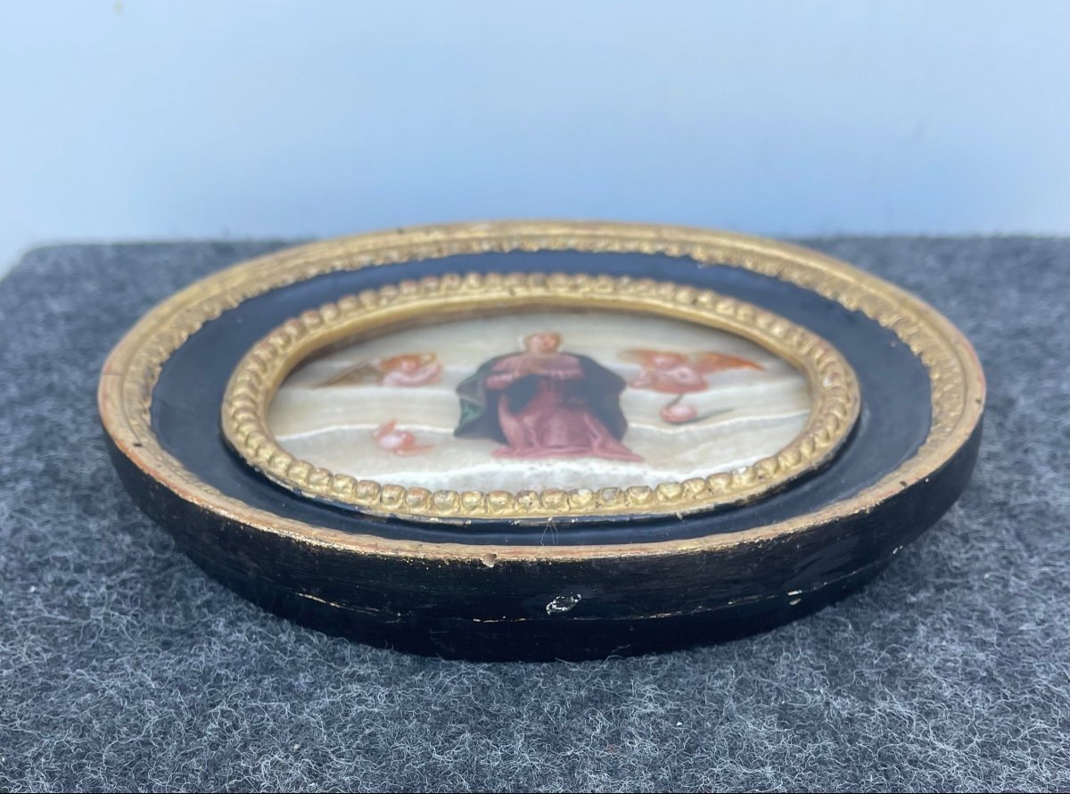 Dipinto su alabastro ovale con scena di Madonna con angeli e personaggi.-photo-4