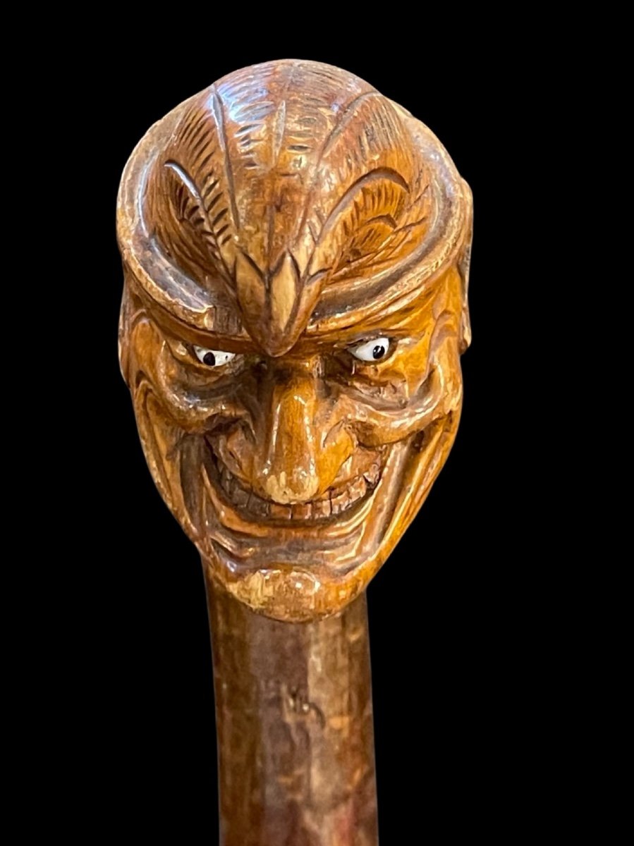 Bastone in pezzo unico in legno di betulla raffigurante un joker.-photo-4